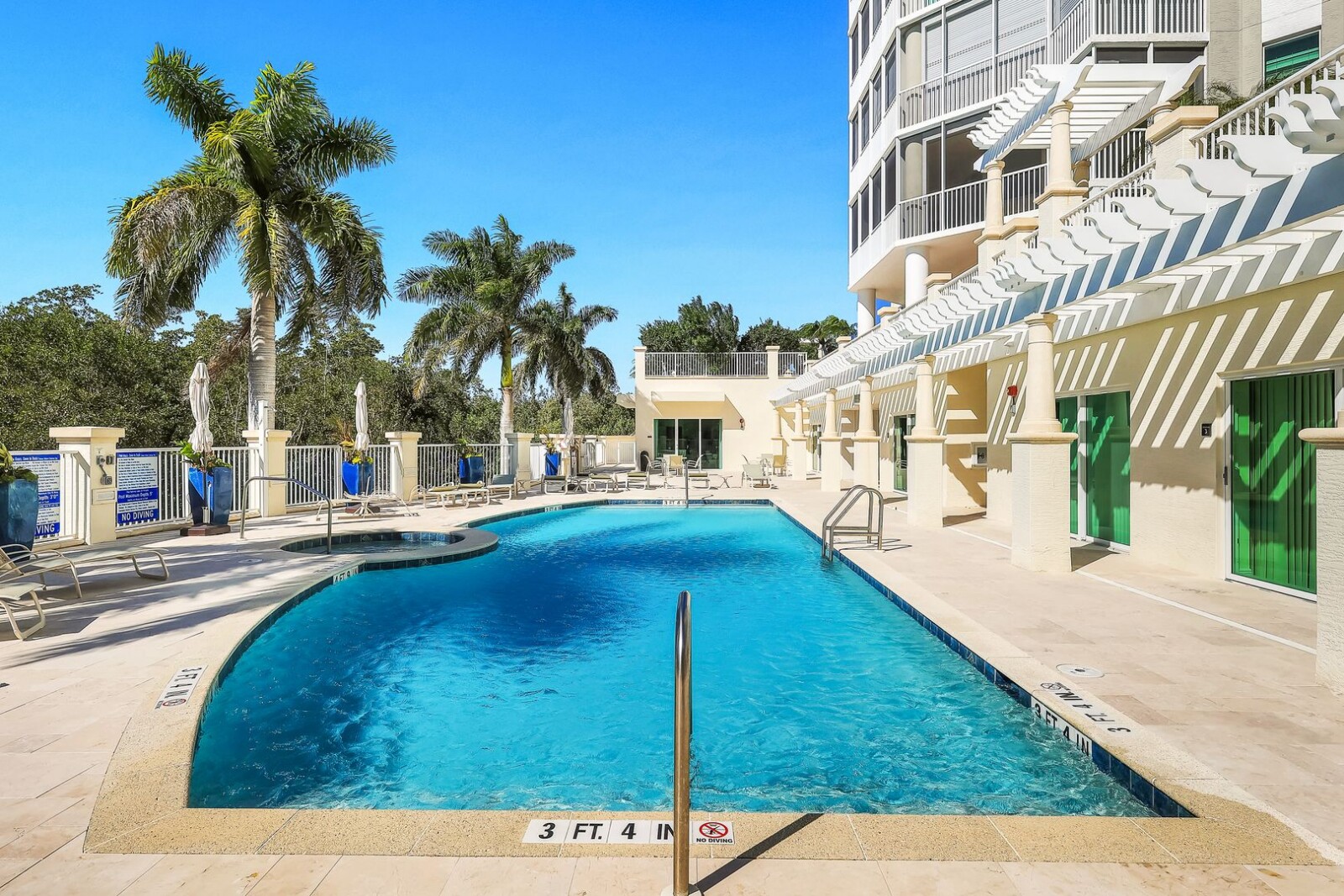 Grande Geneva Pool & Spa 4